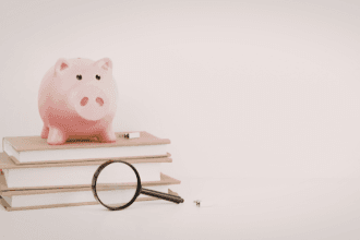 Kelsem Ricardo Rios Lima discute por que a educação financeira deveria ser ensinada desde cedo nas escolas.