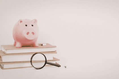 Kelsem Ricardo Rios Lima discute por que a educação financeira deveria ser ensinada desde cedo nas escolas.