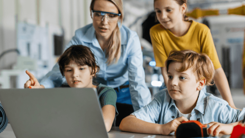 Com inovação sustentável e uso estratégico de dados, as escolas tecnológicas ganham eficiência e relevância. Gustavo Adolfo Morceli Rodrigues destaca o papel da tecnologia nesse avanço.