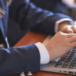 A educação orientada por dados impulsiona inovação sustentável e redefine o futuro das escolas tecnológicas. Gustavo Adolfo Morceli Rodrigues analisa essa mudança de paradigma.